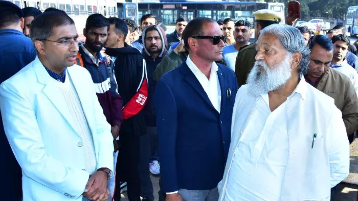 परिवहन मंत्री अनिल विज ने गुरुग्राम के बस स्टैंड की स्थिति पर निराशा जताई। फोटो- जागरण
