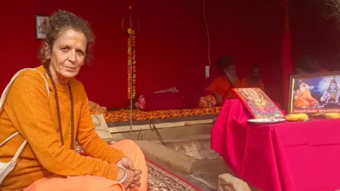 Maha Kumbh 2025: श्री पंचदशनाम शंभू अटल अखाड़े के बाहर धूनी के समीप बैठीं अंजना गिरी। जागरण