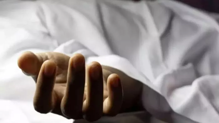 अधजले शव को देखकर गांव में मचा हड़कंप। जागरण