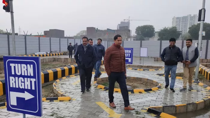 गुलधर स्थित प्रत्यायन चालन प्रशिक्षण केंद्र का निरीक्षण करते आरटीओ प्रमोद कुमार सिंह (बाएं)। सौ. विभाग