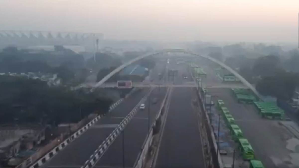 ncr dense fog in delhi ncr and visibility remained very low in many areas and minimum temperature drops to 5 degrees celsius