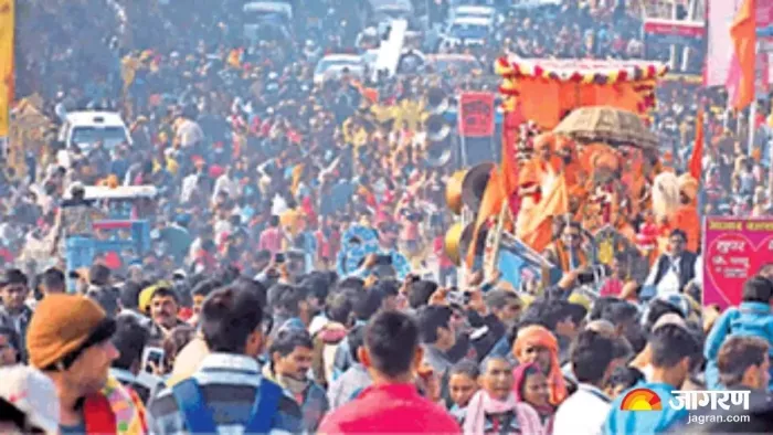 राजसी रथ में सवार सैकड़ों महामंडलेश्वर और द्वाराचार्य पर जमकर हुई पुष्प वर्षा