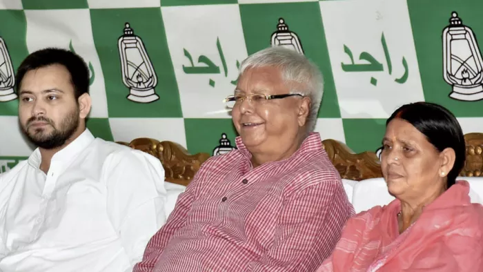 तेजस्वी यादव, लालू यादव और राबड़ी देवी। फाइल फोटो- PTI