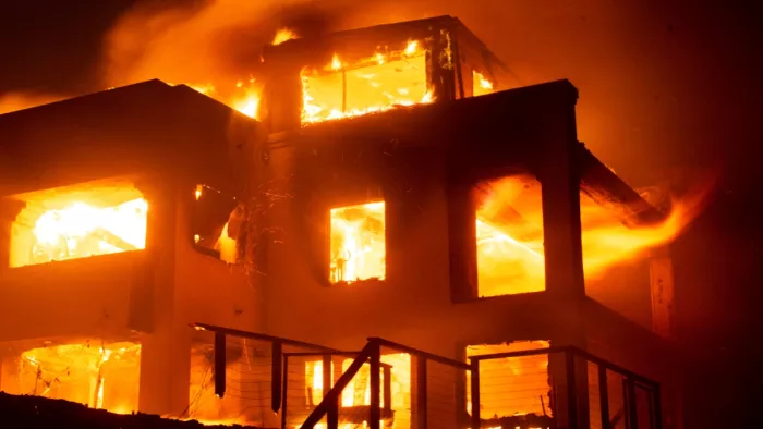 Los Angeles Fire News: 1000 से ज्यादा इमारतों को नुकसान पहुंचा है (फोटो: जागरण)