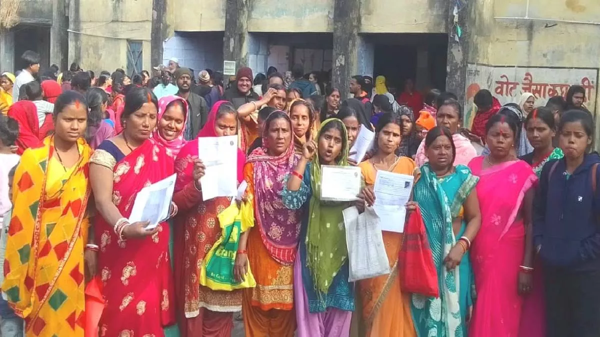 Maiya Samman Yojana को लेकर मचा बवाल, महिलाओं ने फाड़े पोस्टर; आंदोलन की भी दे डाली चेतावनी