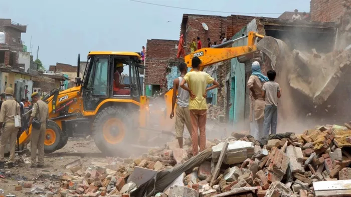 बिहार की राजधानी पटना में बुलडोजर एक्शन (जागरण)