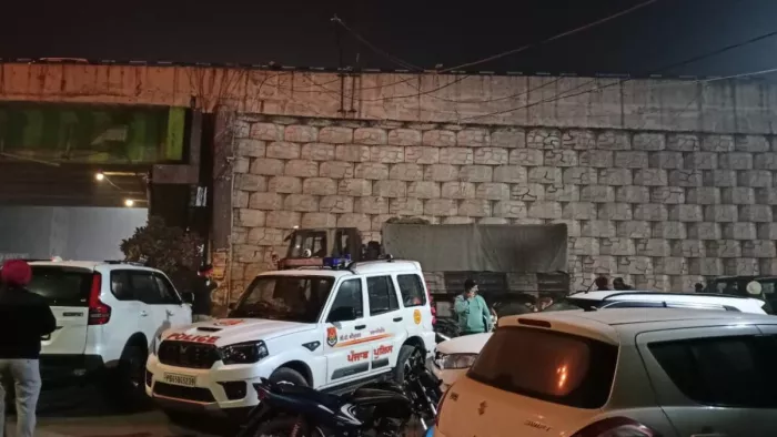 गुमटाला पुलिस चौकी में वीरवार की रात धमाके के बाद अफरा-तफरी मच गई (जागरण फोटो)