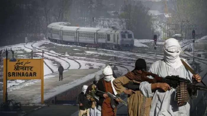 कश्मीर तक रेल लाइन के बीच सुरक्षा-व्यवस्था के सुरक्षा चाक-चौबंद (जागरण फोटो)
