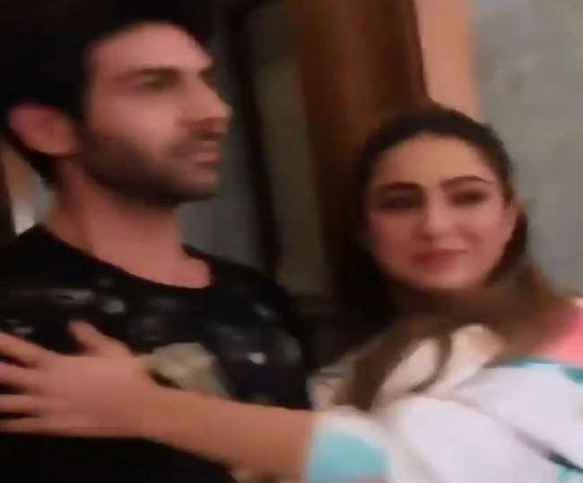 Image result for बीमार सारा अली खान को कार्तिक आर्यन गोदी