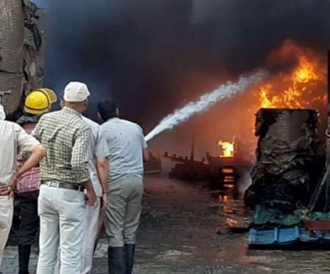आग से चार लोगों की जान बचाने वाले कांस्टेबल विक्रम सिंह सम्मानित हुए।