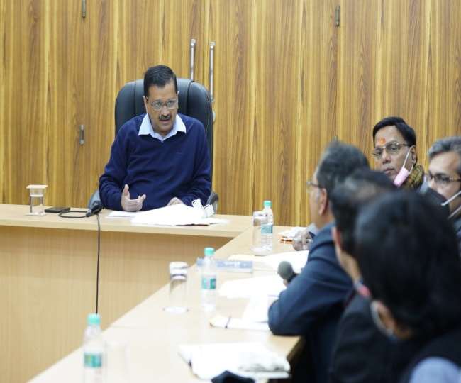 विशेषज्ञों के साथ मीटिंग करते सीएम केजरीवाल