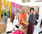 जंबूद्वीप में कांग्रेस महासचिव प्रियंका गांधी को जंबूद्वीप की प्रतिकृति भेंट करते हुए ज्ञानमती माताजी।