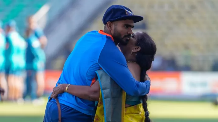 KS Bharat test debut: केएस भरत ने डेब्यू कैप हासिल करने के बाद अपनी मां को गले लगाया
