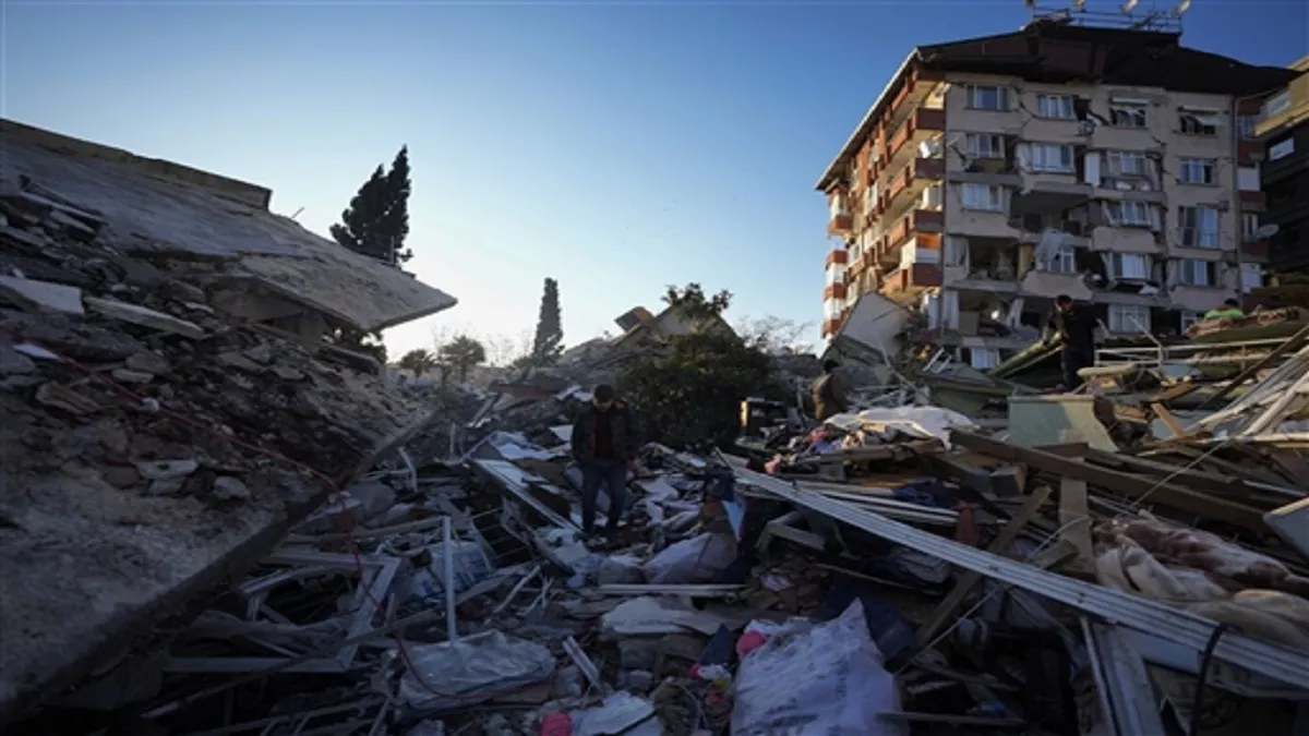 Earthquake In Syria: भूकंप के बाद मलबे में दब गए एक शख्स के 30 रिश्तेदार, पिछले दो दिनों से खुद हटा रहा मलबा