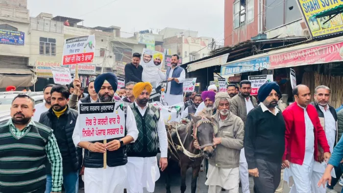 पेट्रोल-डीजल की बढ़ती कीमत को लेकर यूथ अकाली दल ने किया प्रदर्शन, मान व केजरीवाल का फूंका पुतला