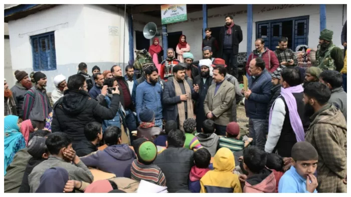 गुलाब दिवस के मौके पर लोगों से बातचीत करते हुए डीसी किश्तवाड़