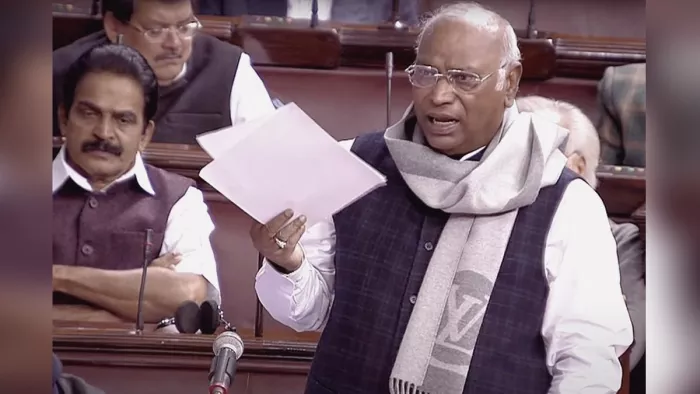 मल्लिकार्जुन खरगे ने संसद में पहना 56 हजार का मफलर?