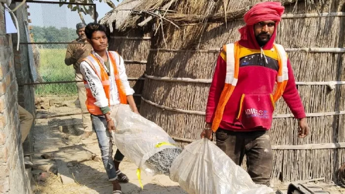 मुबारकपुर गांव में कुर्की के बाद सामान ढोकर ले जाते मजदूर।