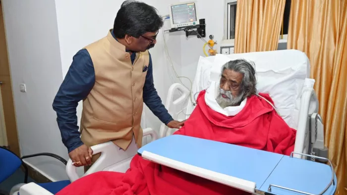 रांची के मेदांता अस्पताल में हेमंत सोरेन शिबू सोरेन से मुलाकात करते हुए।