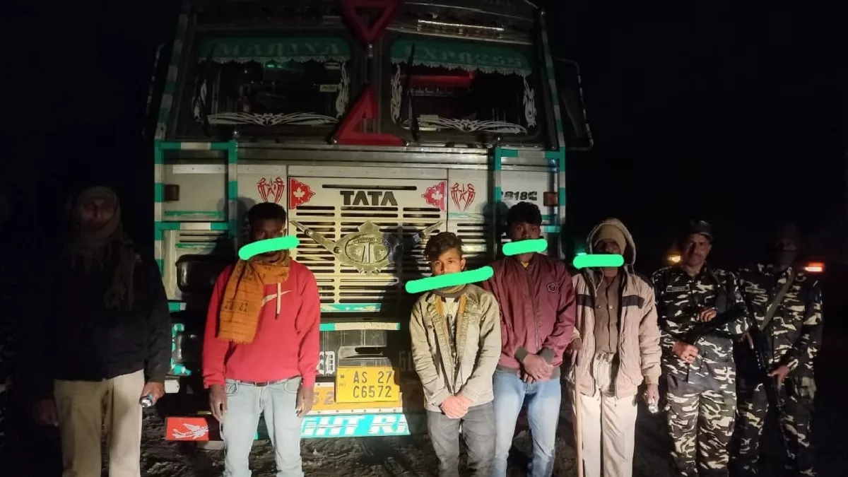 किशनगंज में एसएसबी ने अवैध तरीके से तस्करी हो रहे ट्रक में लदे 30 मवेशियों को किया जब्त