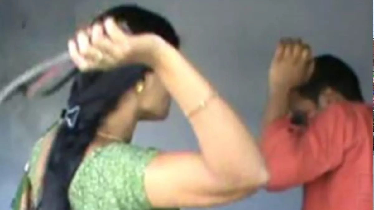 Agra News: आगरा में पति पत्नी में प्रेमिका के चक्कर में लड़ाई हुई।