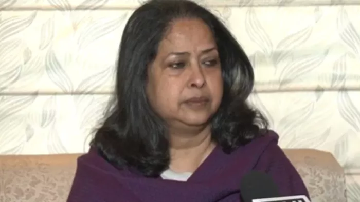 प्रणब मुखर्जी पर 'कांग्रेस समर्थक' की अभद्र टिप्पणी