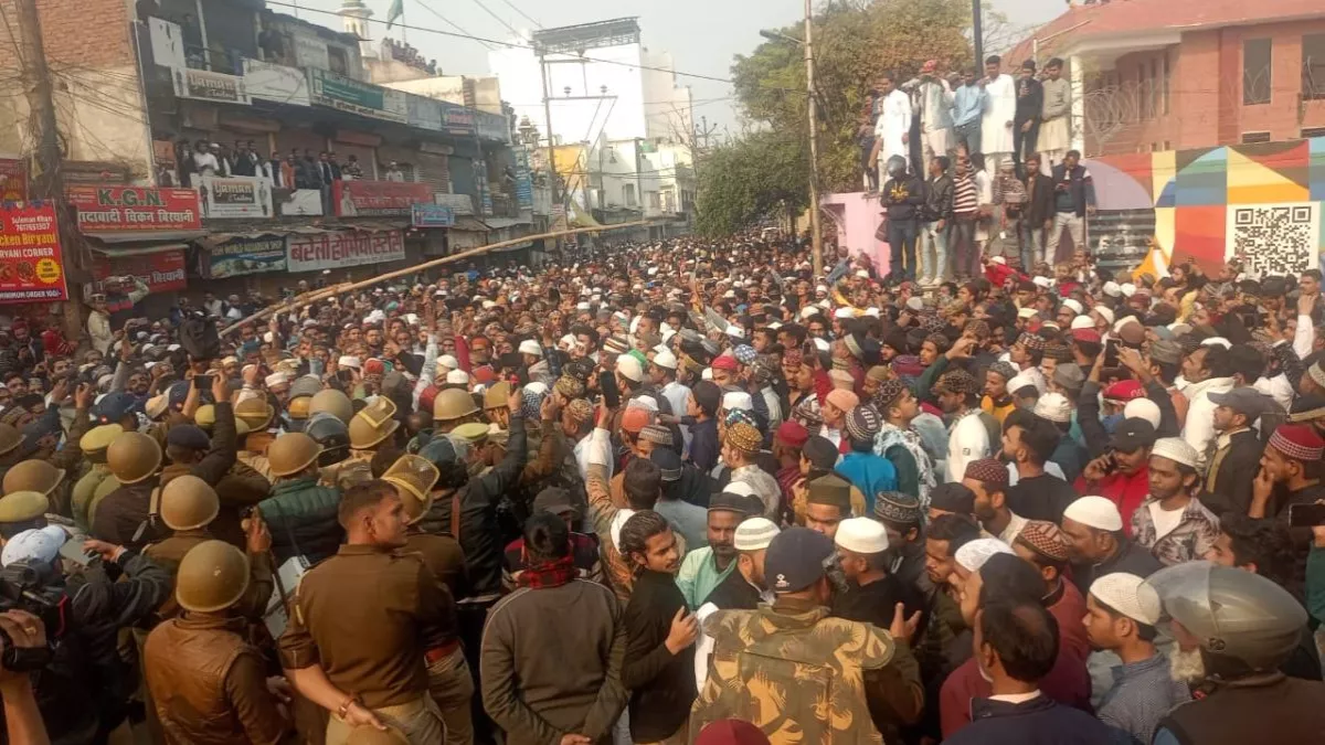 Bareilly : मौलाना तौकीर रजा को पुलिस ने लिया हिरासत में, समर्थक कर रहे प्रदर्शन- बरेली में हाई अलर्ट - Bareilly Demonstration by supporters of Maulana Tauqeer Raza people took to ...