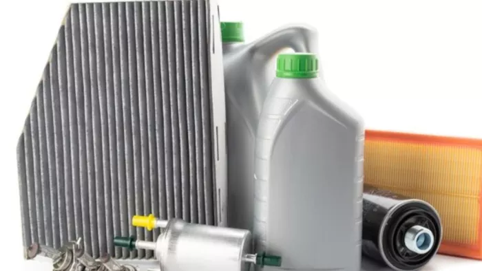 Engine Air Filter को चेक करने और बदलने के लिए नीचे दिए गए स्टेप्स फॉलो करें।