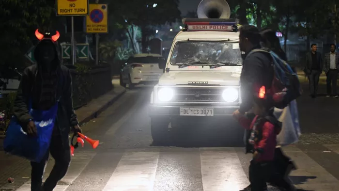 रात में 12 बजे मिठाई का डिब्बा लेकर पहुंचा युवक