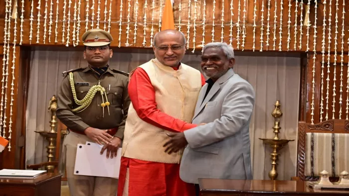 झारखंड के राज्यपाल के साथ मुख्यमंत्री चंपई सोरेन।