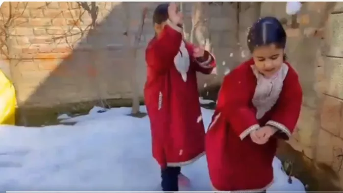 कश्मीर Snowfall की रिपोर्टिंग करती बच्चियों का वीडियो वायरल