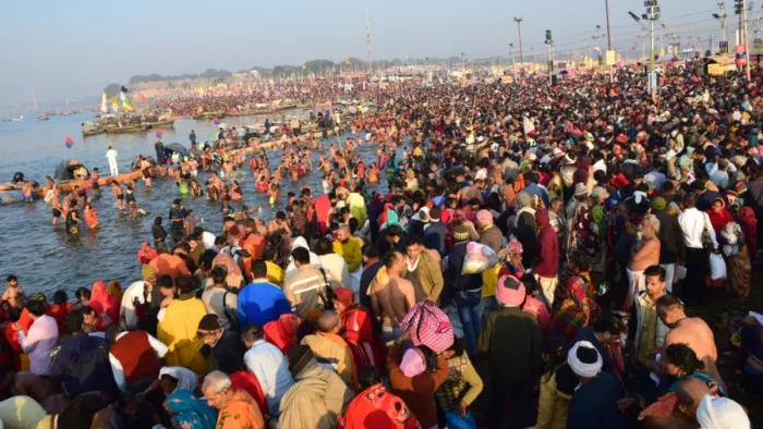 माघ मेला के तृतीय व सबसे महत्वपूर्ण स्नान पर्व मौनी अमावस्या पर संगम पहुंचे लाखों श्रद्धालु।