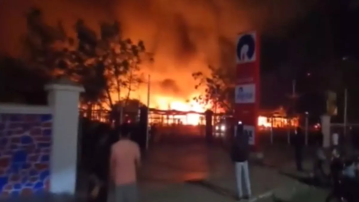 Fire in Jamnagar: मोती खावड़ी में रिलायस मॉल में लगी जबरदस्त आग, कोई हताहत  नहीं; VIDEO - Fire in Jamnagar Huge fire breaks out in Reliance Mall in  Moti Khawadi see VIDEO