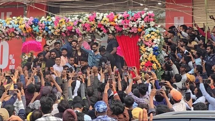 दरभंगा पहुंचे खेसारी लाल यादव। फोटो- जागरण
