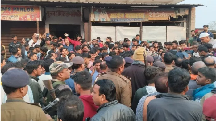मौके पर उमड़ी लोगों की भीड़। (फोटो जागरण)