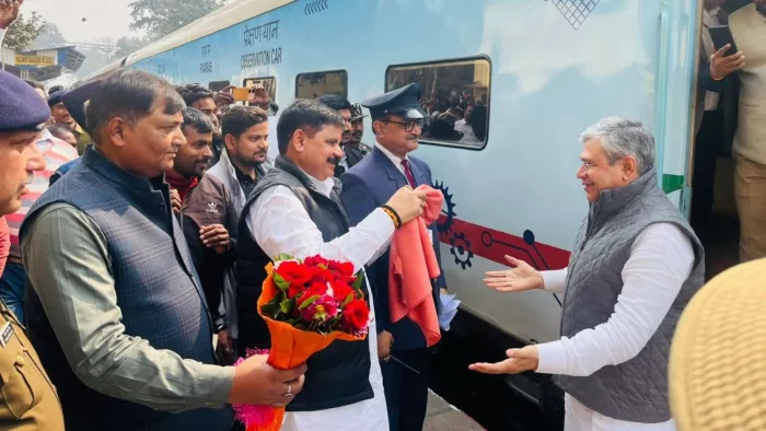 वाल्मीकिनगर रोड स्टेशन पर रेलमंत्री का एनडीए कार्यकर्ताओं ने किया स्वागत। (फोटो जागरण)