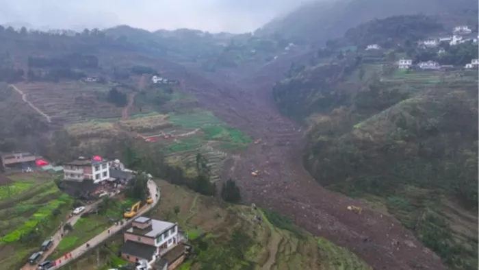 China Landslide चीन में भूस्खलन में एक शख्स की मौत