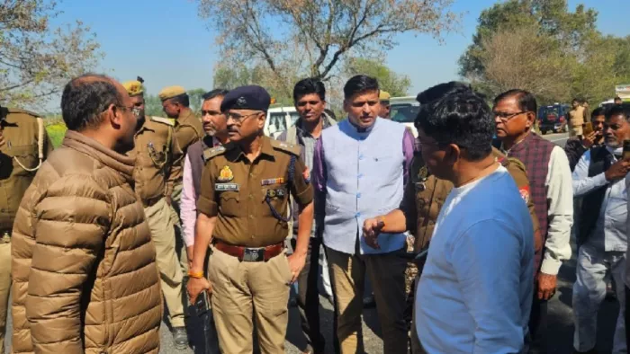 बस पलटने पर श्रद्धालुओं से बात करते एसपी अरुण कुमार सिंह व एसडीएम सौरभ यादव। जागरण