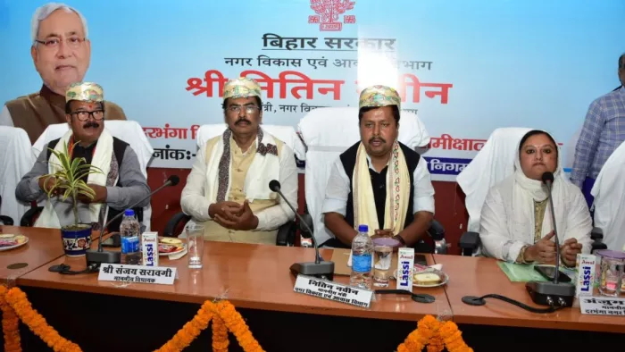 नगर निगम में संवाद करते मंत्री नितिन नवीन। (जागरण फोटो)