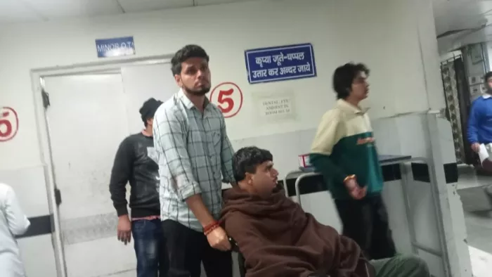 रोहतक पीजीआइएमएस में उपचाराधीन गांव धामड़ निवासी घायल सौरव