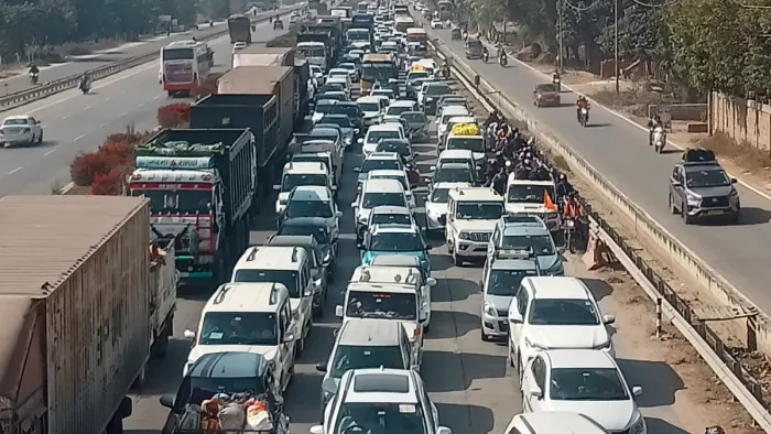 वाराणसी के रखौना हाईवे पर लगी लंबी जाम। जागरण