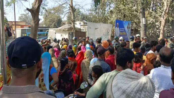 युवक की मौत की खबर मिलने के बाद थाने के बाहर एकत्र हुई लोगों की भीड़