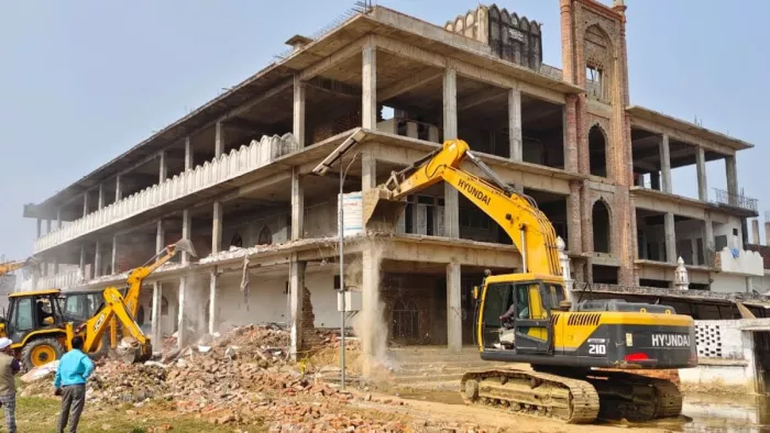 ध्वस्त किया जा रहा मदनी मस्जिद का अतिक्रमण कर किया गया निर्माण। जागरण