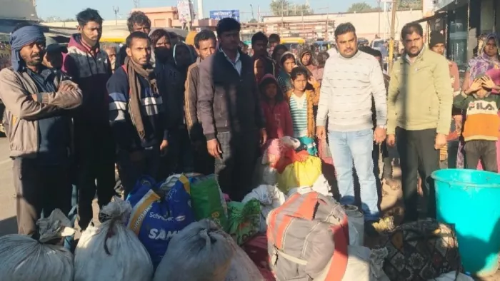 अवमुक्त कराये श्रमिकों से चर्चा करते डीएम। जागरण