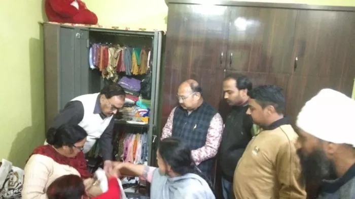नानकमता में घटनास्थल पर टूटी अलमारी दिखाते मकान स्वामी और मौके पर पहुंचे पर विधायक डा. प्रेम सिंह राणा।