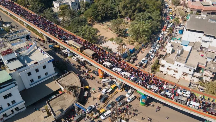भीड़ को बढ़ता देख संगम स्टेशन बंद कर दिया गया। (तस्वीर जागरण)