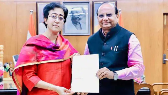 आतिशी ने दिल्ली की सीएम पद से उपराज्यपाल को सौंपा इस्तीफा (ANI Photo)