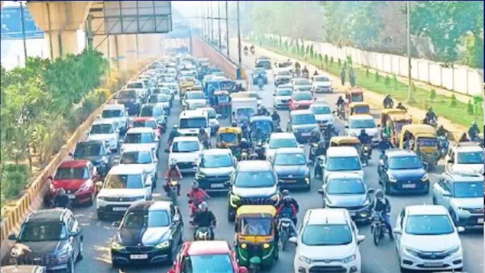 नोएडा सेक्टर-59 के पास एनएच-9 जाने वाले मार्ग पर लगे जाम में फंसे वाहन l जागरण आर्काइव