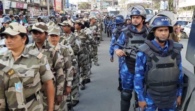 मेन रोड में पुलिस ने किया फ्लैग मार्च - मेन रोड में पुलिस ने किया फ्लैग  मार्च - Jharkhand Ranchi General News