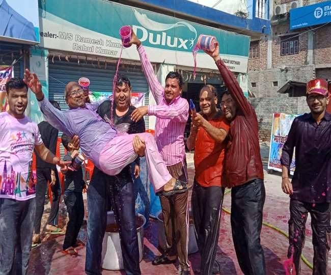 Holi 2020 होली पर रंगों में सराबोर हुआ बिहार, हुड़दंग के बीच मस्‍ती